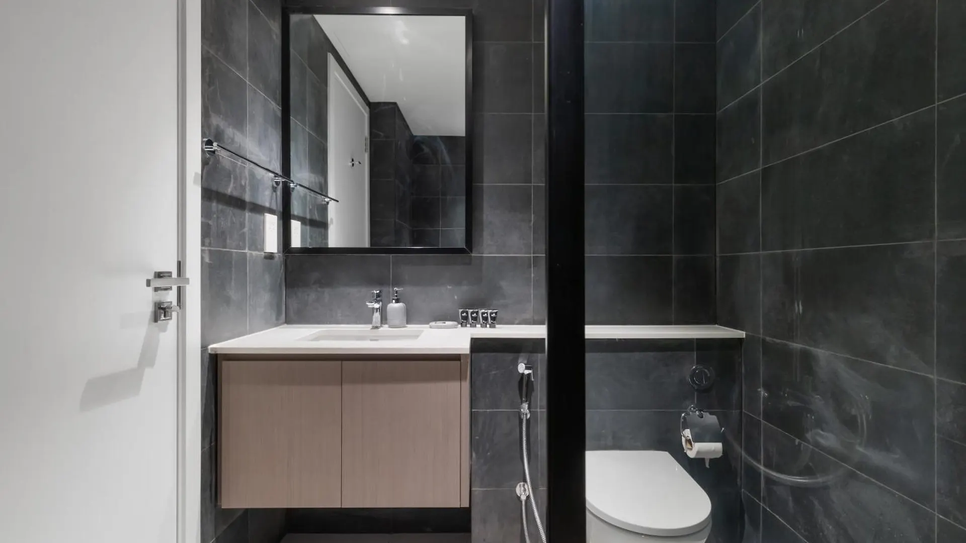 Sahab - Hermes Leather Home Sharjah Appartement